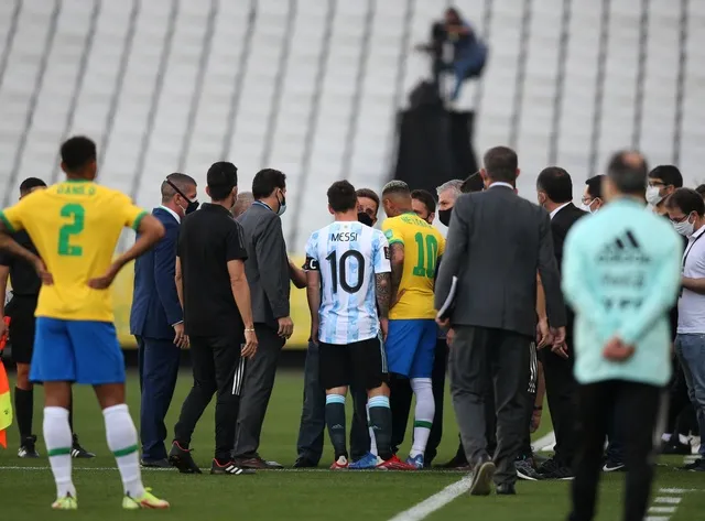 Neymar e Messi durante "Clássico da ANVISA", disputado em São Paulo, em 2021