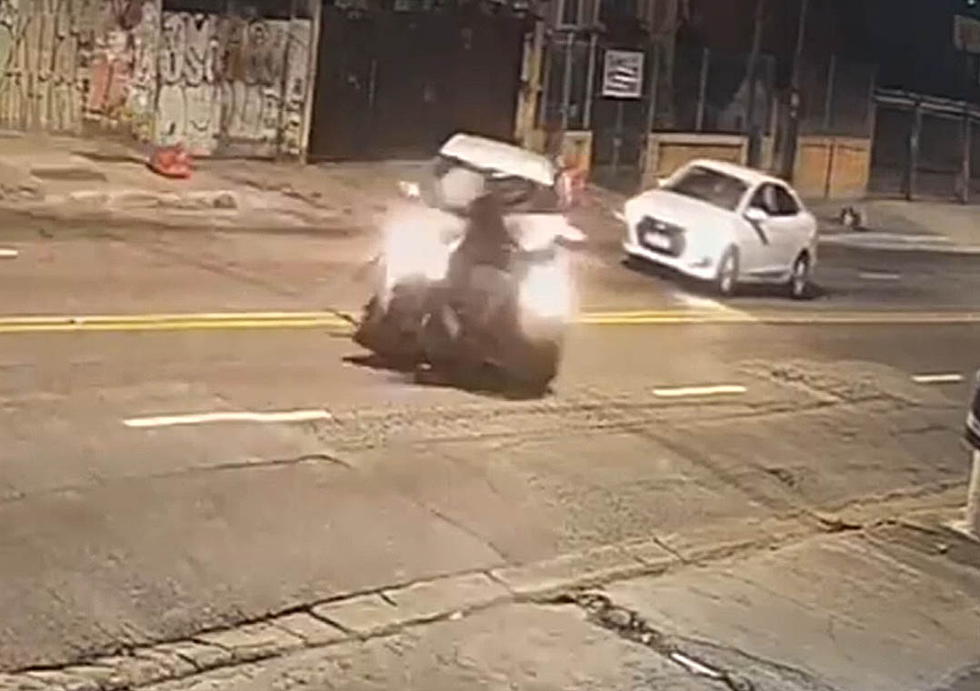 Carro faz conversão proibida e atinge moto em São Paulo