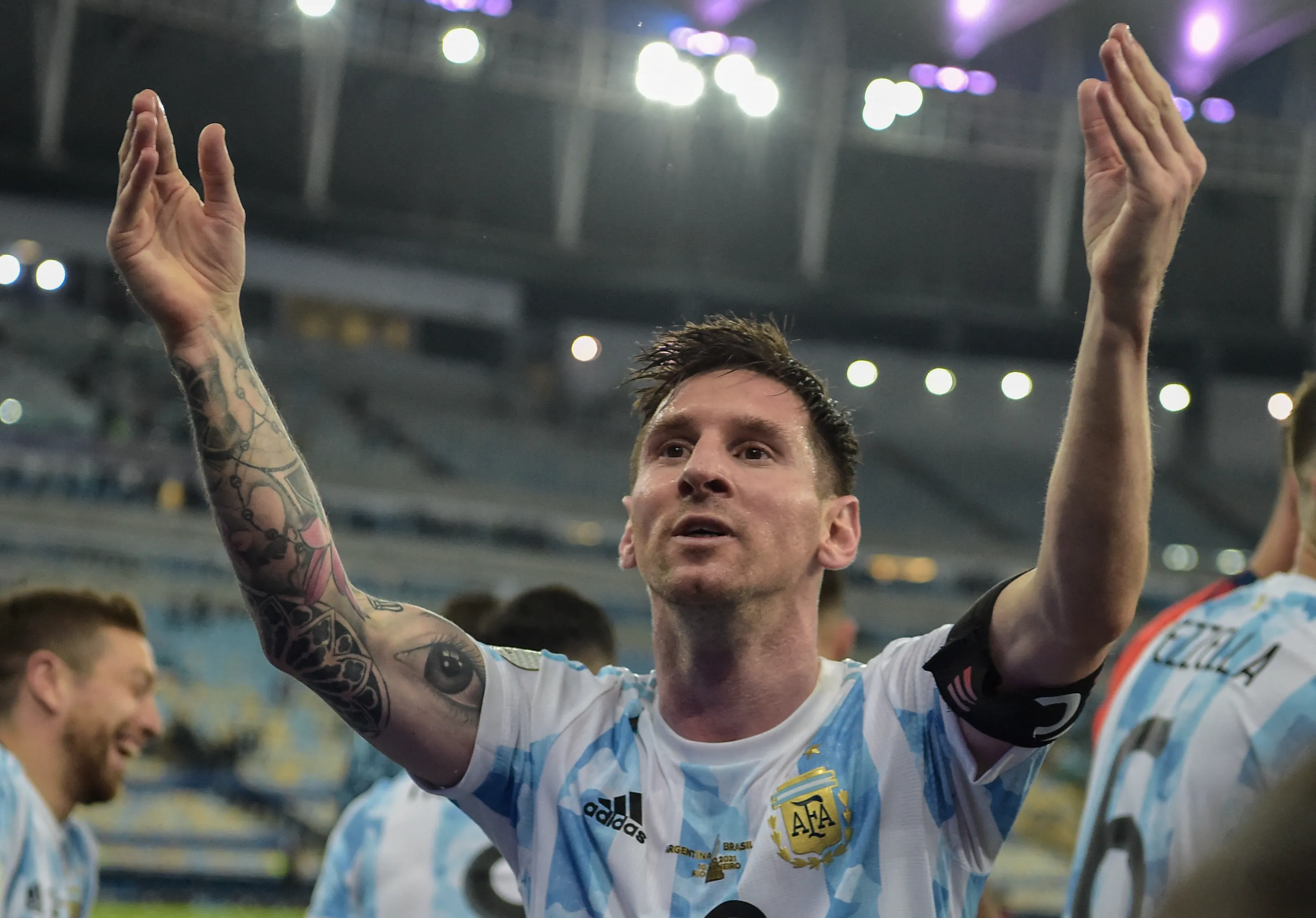 Messi comemora com Di Maria o gol que deu o título para a Argentina