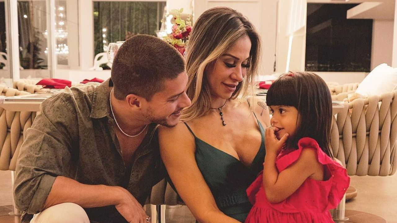 Arthur Aguiar posta foto com Maíra Cardi e a filha Reprodução/Instagram