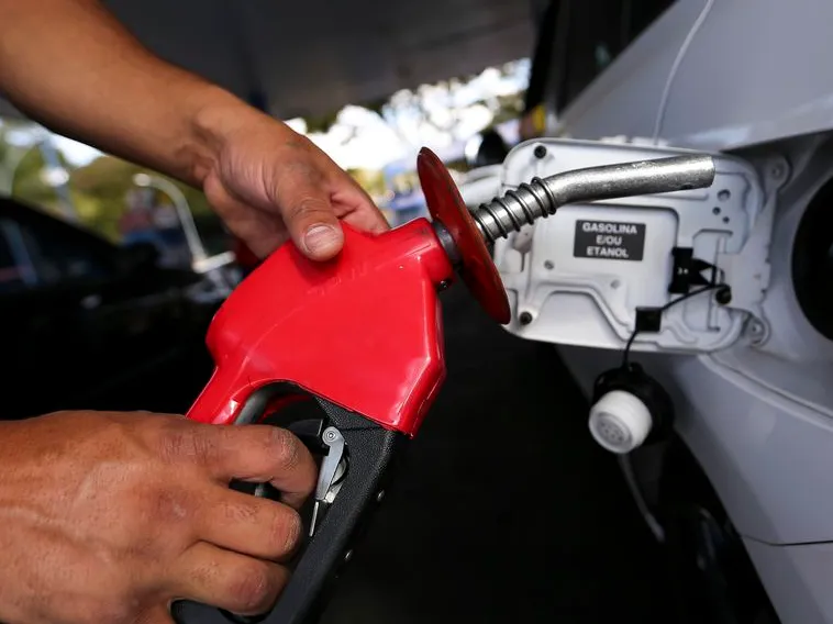 Gasolina vai ser vendida a R$ 4,40 nesta quinta-feira (25)