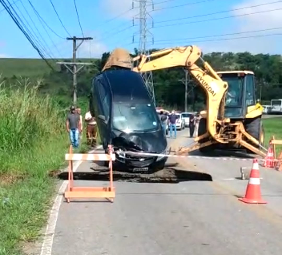 Carro é retirado de cratera no principal acesso à Caçapava Velha, em Caçapava Reprodução