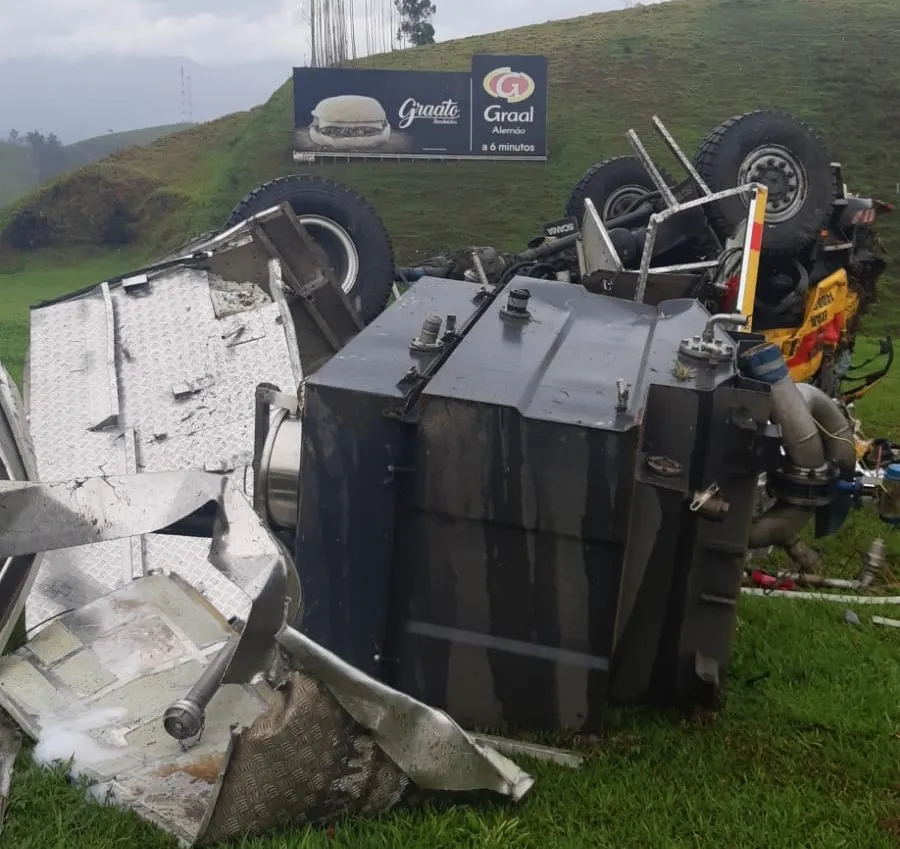 Acidente com caminhão da Aeronática deixa dois mortos na Via Dutra, em Lavrinhas