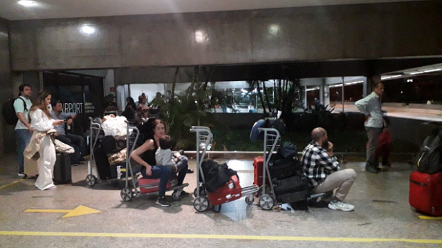 Passageiros não conseguem táxi para deixar Aeroporto de Guarulhos. Foto: reprodução