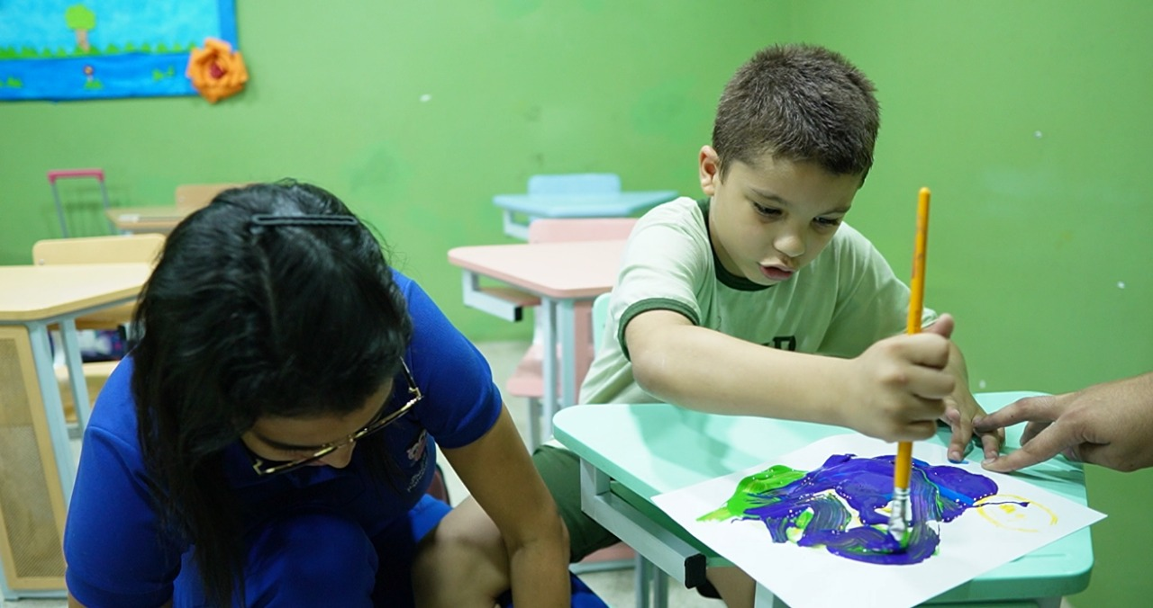 O menino Arthur brincando na escola Reprodução