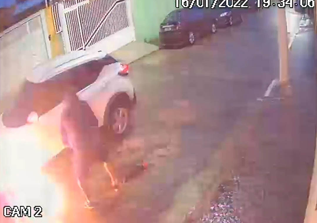 Vídeo: homem encapuzado coloca fogo em carro em SP