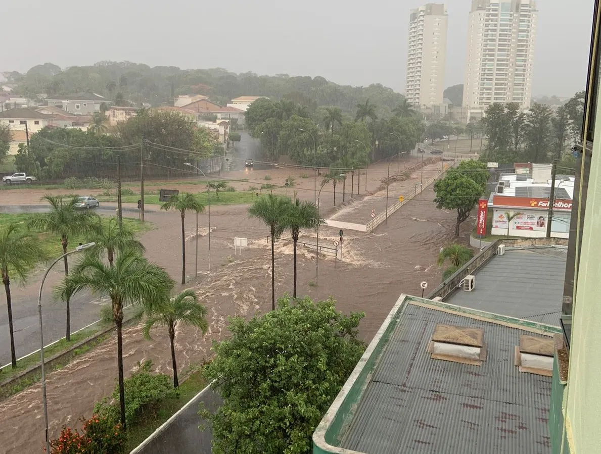 Algumas ruas ficaram cobertas pela água