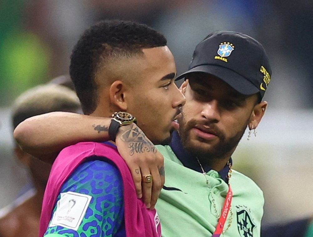 Gabriel Jesus é consolado por Neymar após o jogo contra Camarões Paul Childs/Reuters