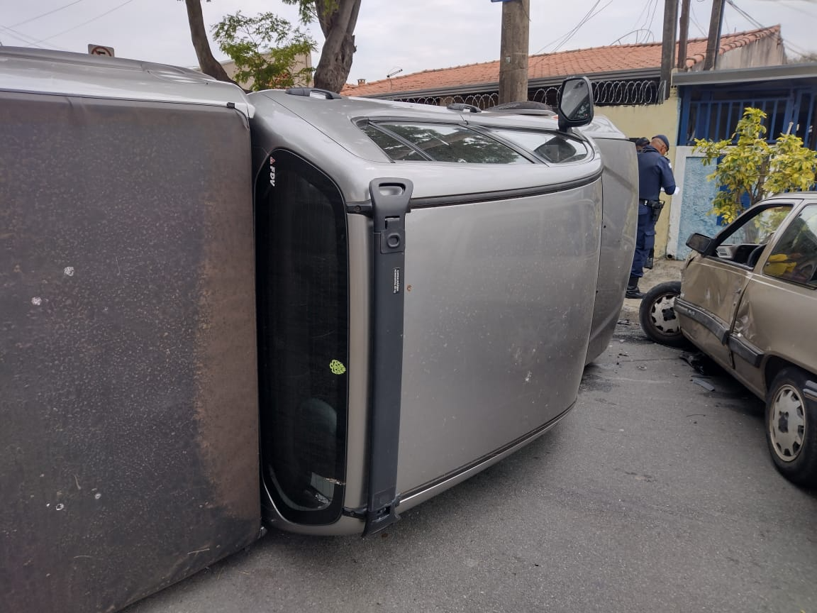 Carro do fugitivo tombou ao bater contra o veículo Ipanema dos idosos. Reprodução/GM