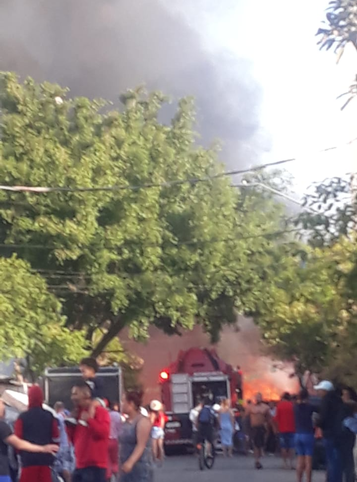 Bombeiros atuam na Favela do Piolho para conter o fogo Raul Florence