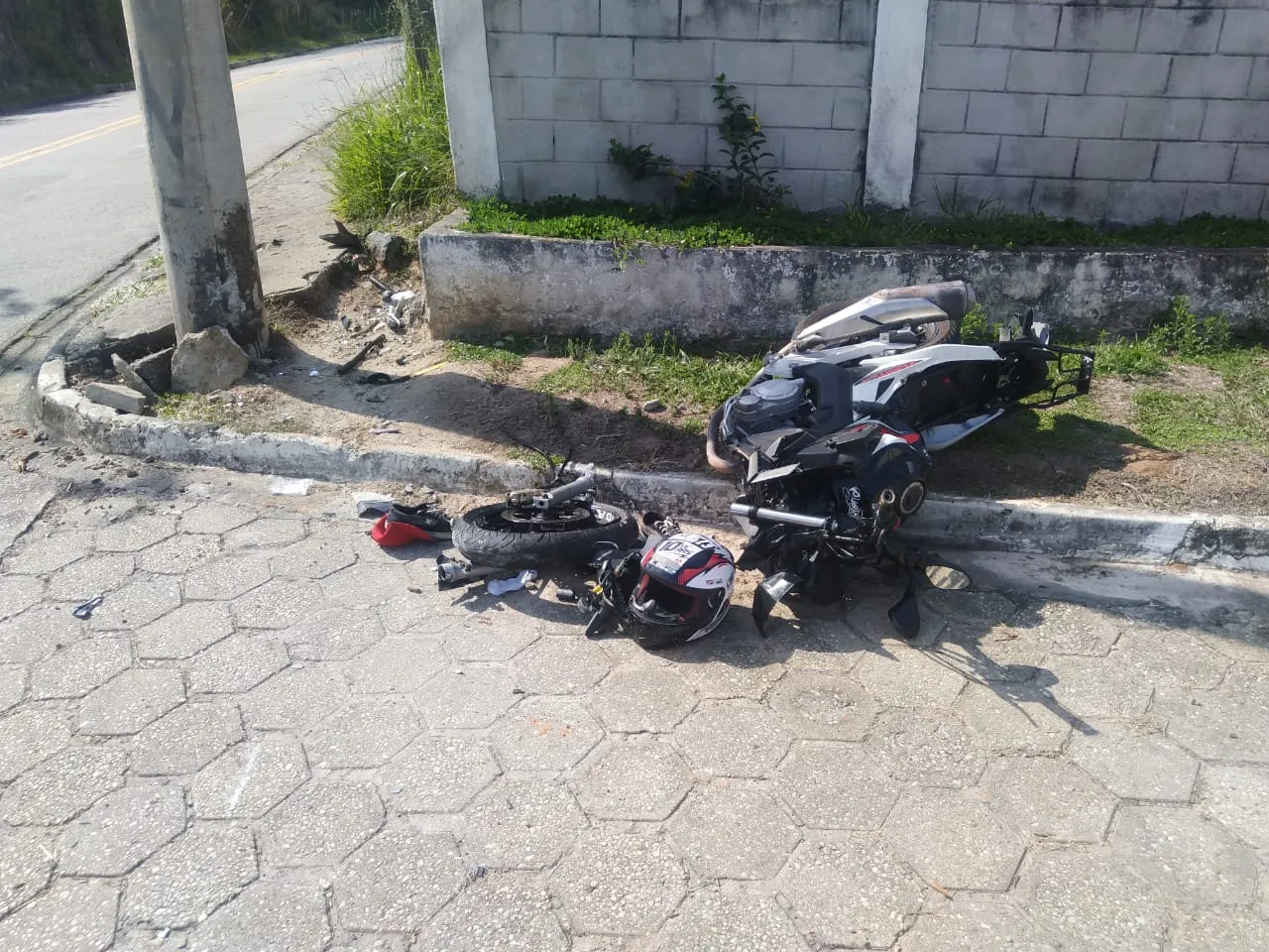 Motociclista de 25 anos fica gravemente ferido após bater em muro, em São José dos Campos