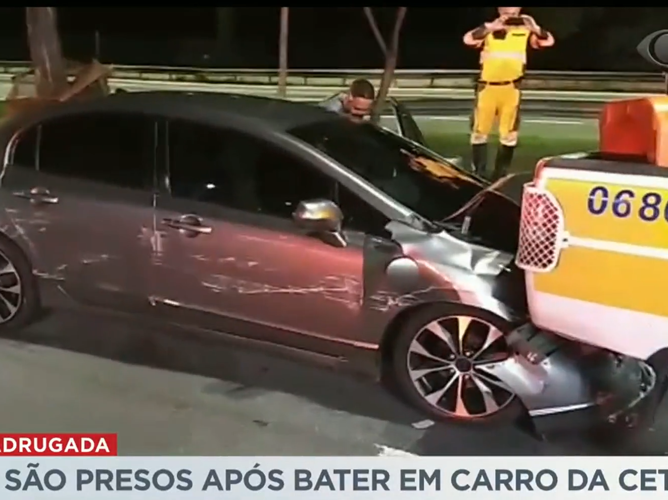 Bandidos batem em carro da CET Reprodução