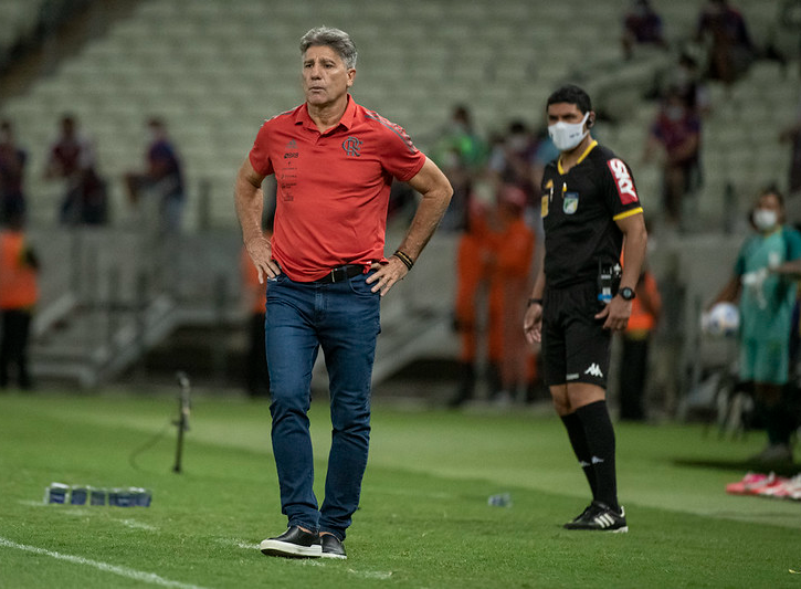 Renato Gaúcho à beira do gramado na partida contra o Fortaleza Alexandre Vidal