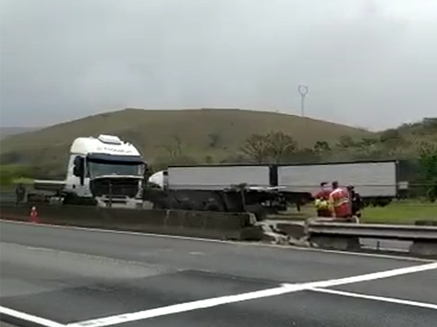 Carreta tomba na Dutra, em Cruzeiro, nesta terça-feira Divulgação