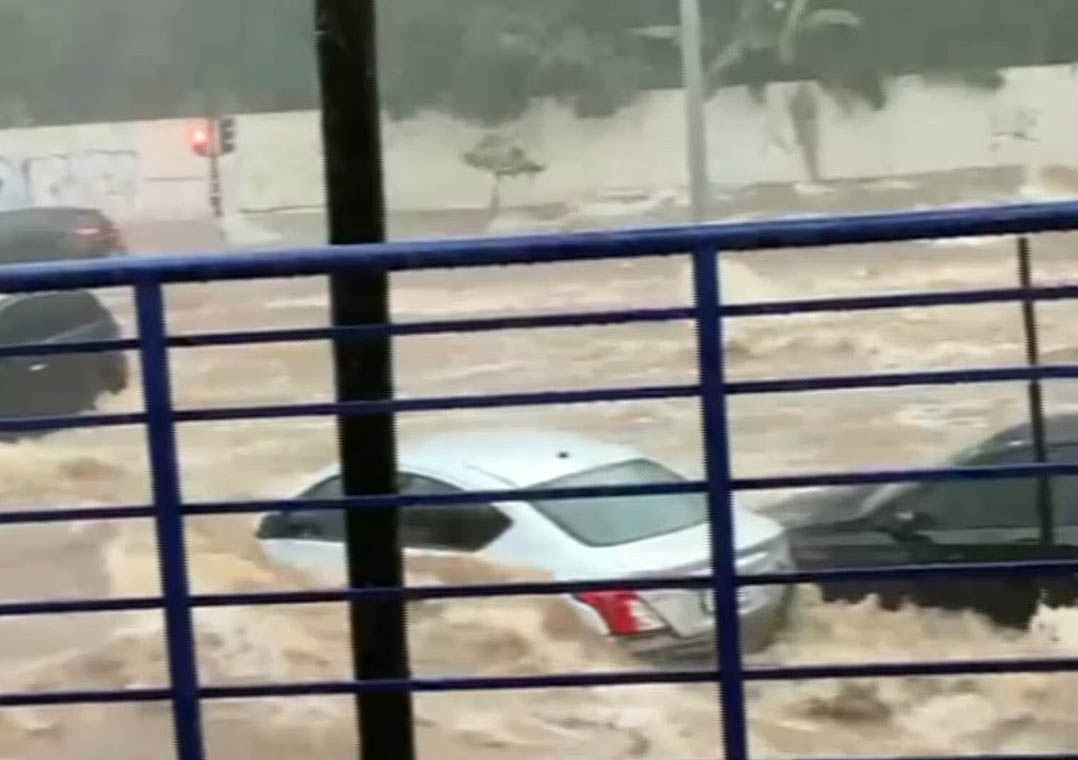 Vídeo: temporal em Uberlândia (MG) arrasta carros e destrói asfalto