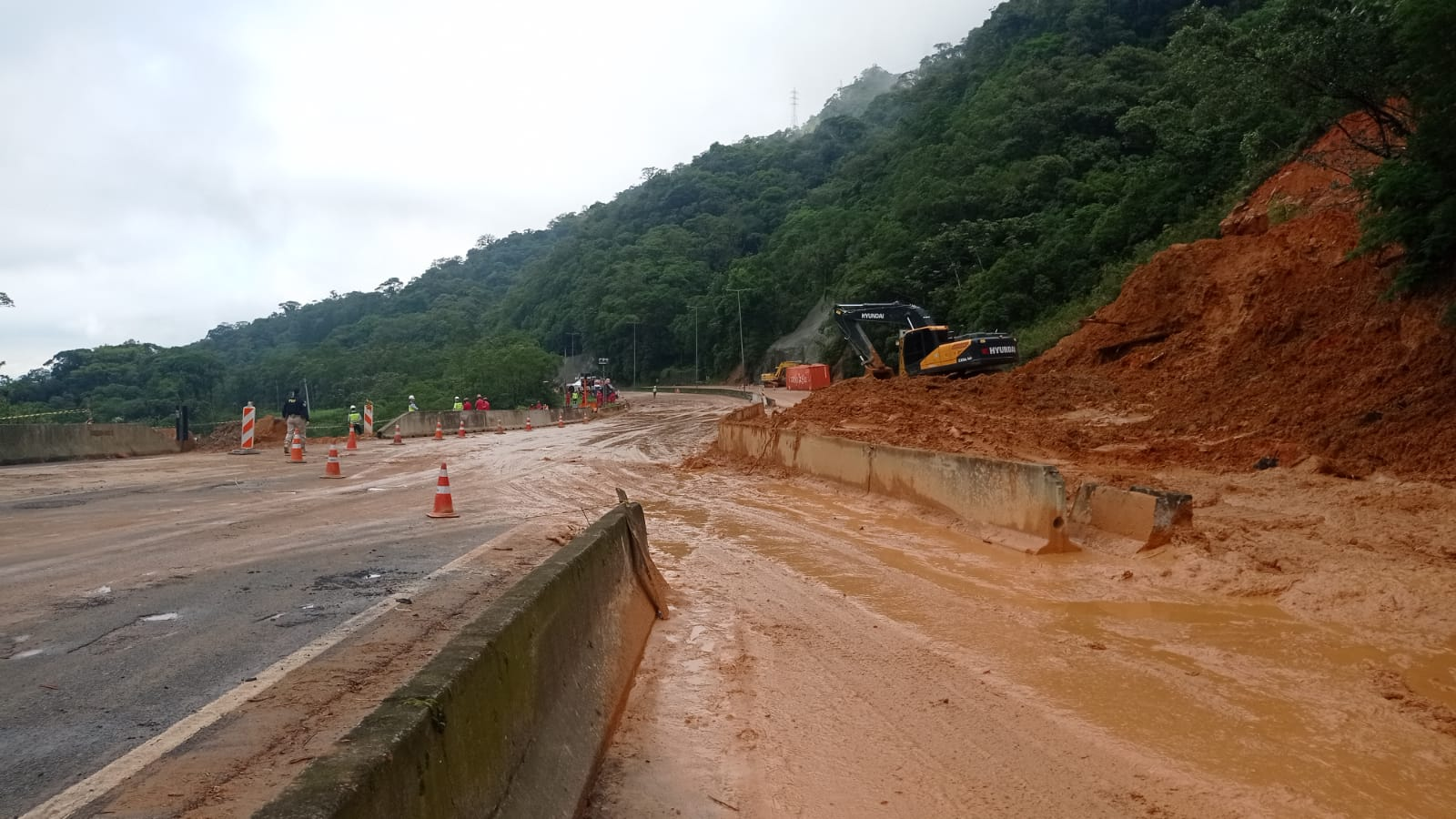 Equipes entram no quarto dia de buscas e avançam na limpeza da pista sul da BR-376 Governo do Paraná