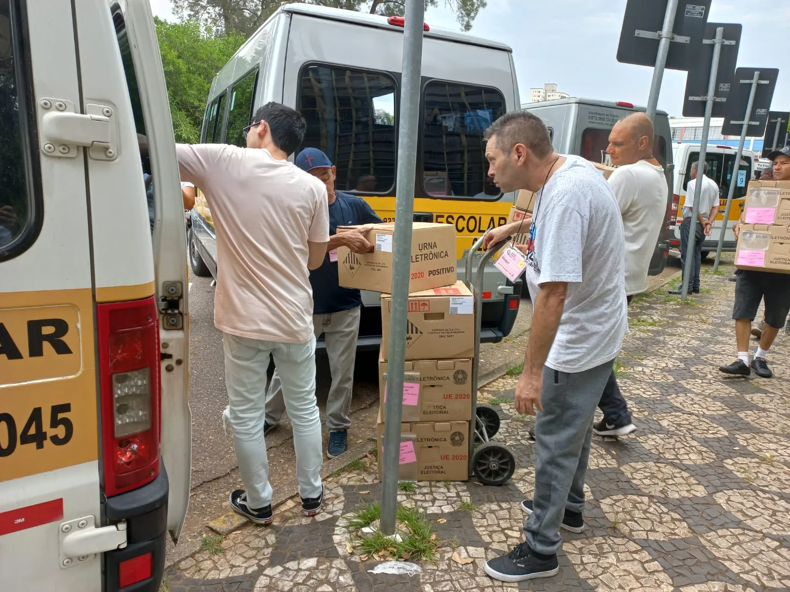 Trabalho é intenso na manhã desta sexta-feira