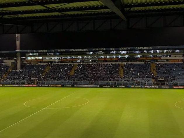 Torcida do Avaí cantou hit da cantora em homenagem na Ressacada Leandro Boeira/Avaí FC/Divulgação