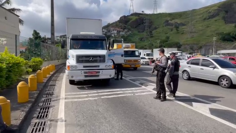 Polícia impede roubo de carga avaliada em R$ 723 mil, na Avenida Brasil