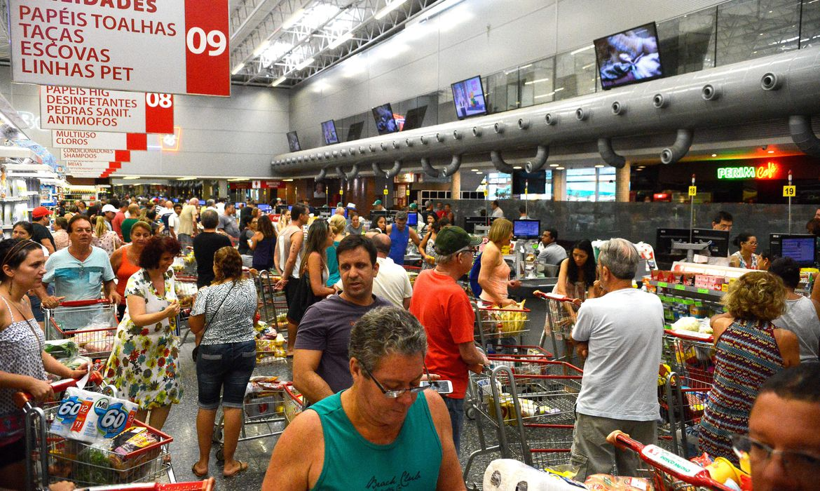 Também houve alta em alguns alimentos para consumo no domicílio. Foto: Agência Brasil