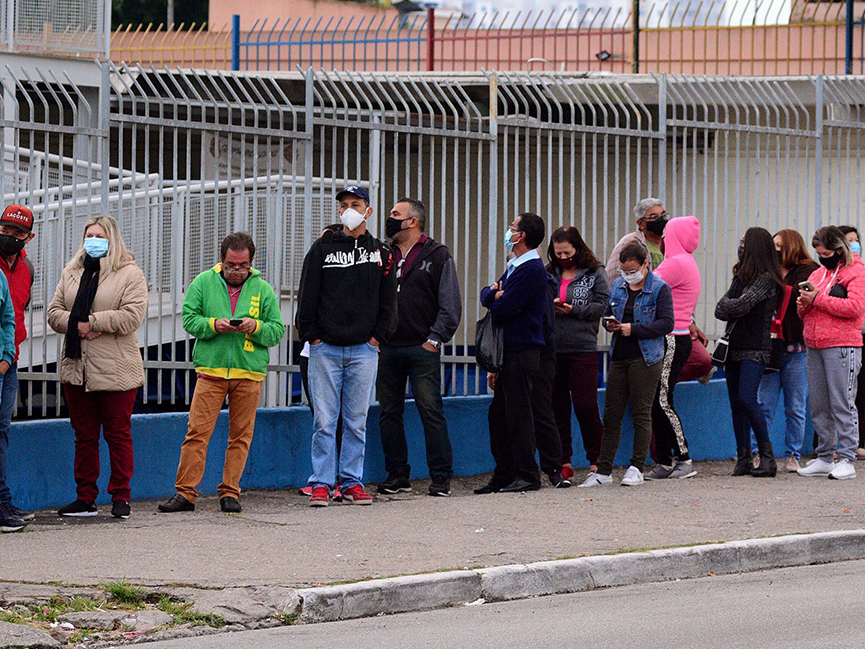 Postos de vacinação de São Paulo registram longas filas de espera Paulo Marques/Photo Press/Folhapress