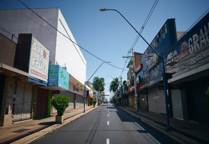 Ruas vazias em Araraquara, interior de São Paulo, que adotou lockdown mais rigoroso Igor do Vale/Folhapress