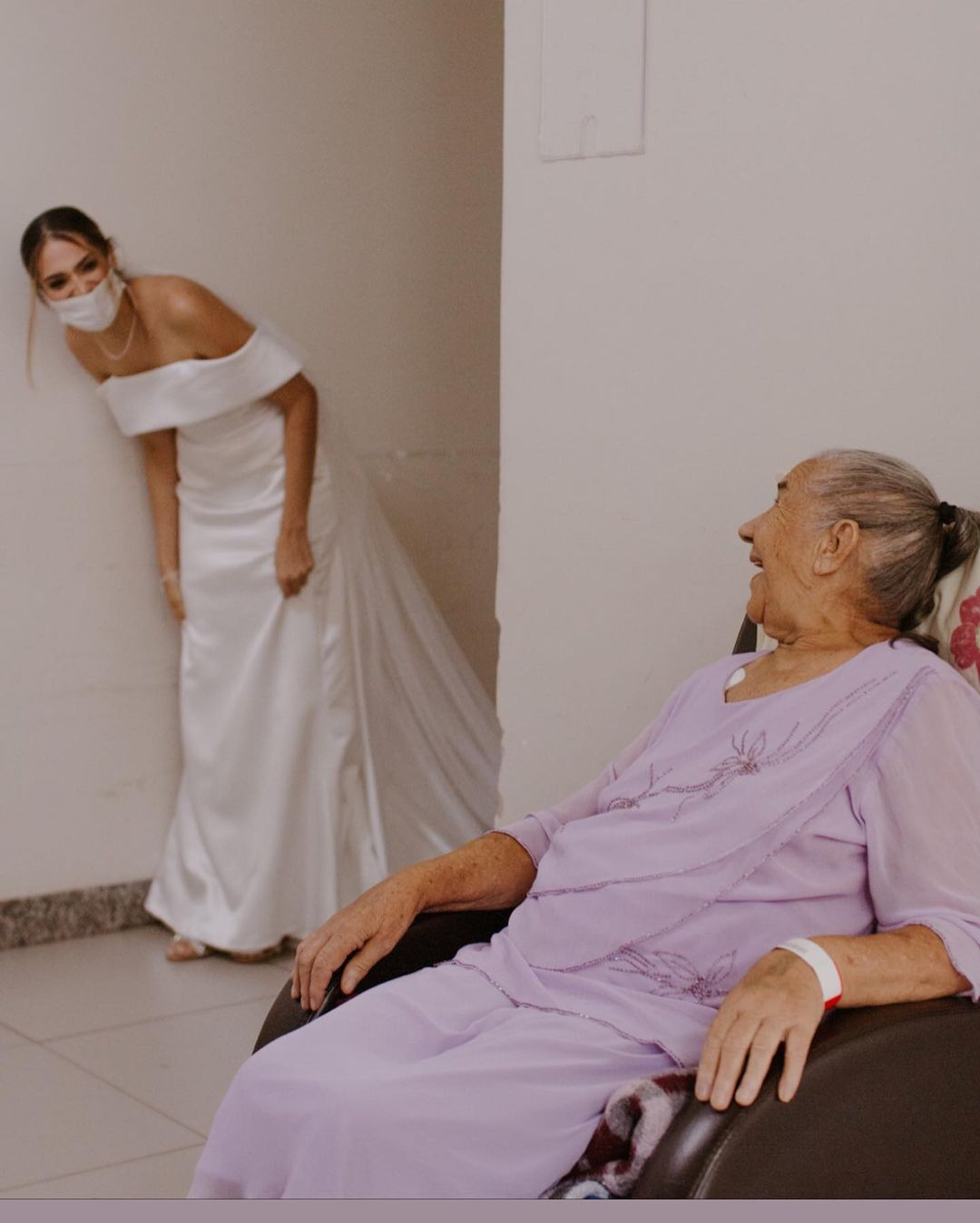 Noiva Visita Avó Em Hospital Antes De Se Casar E Imagens Viralizam Band 8234