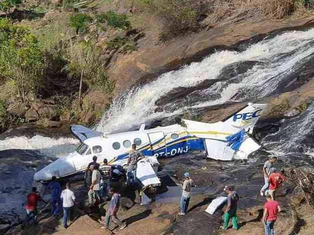 Marília Mendonça: Avião começa a ser retirado do local do acidente