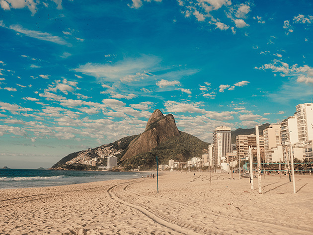 Prefeitura do Rio de Janeiro libera a permanência na areia e banho de mar em dias úteis Raphael Souza/Unsplash