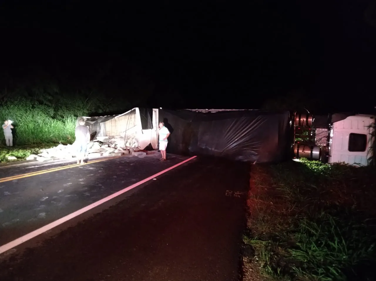 A batida foi entre uma carreta e um carro