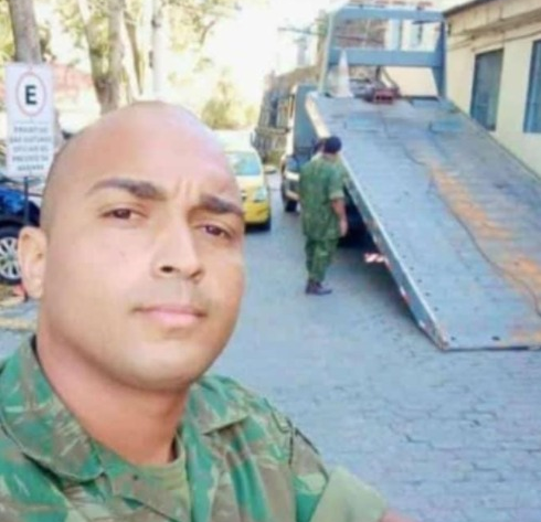 Jonathan Serra em uniforme das forças armadas Reprodução: Redes Sociais 