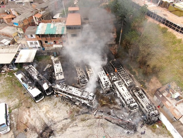 12 ônibus são destruídos em incêndio em garagem da rodoviária de Salvador  Reprodução/Corpo de Bombeiros