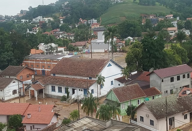 Chuva forte atinge SC e deixa mortos no Vale do Itajaí Reprodução/Twitter