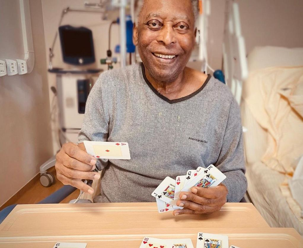 O ex-jogador Pelé aparece jogando baralho no hospital com a filha Reprodução - Instagram