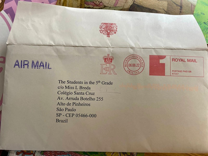 Alunos de colégio em SP escrevem para a rainha Elizabeth II e recebem resposta