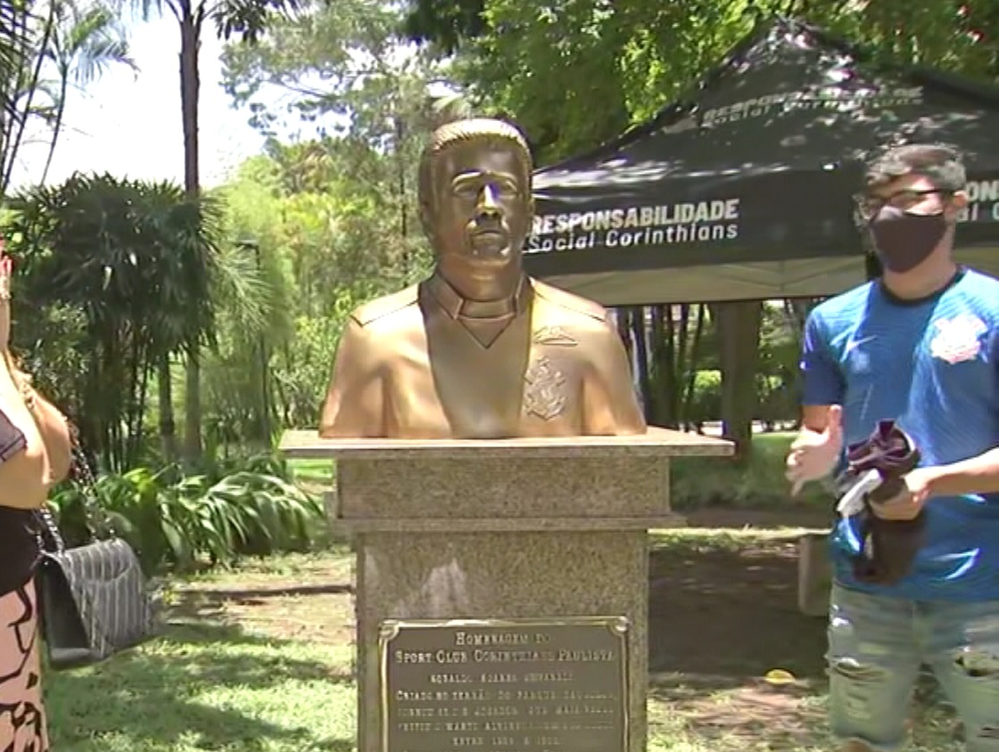 Ronaldo Giovaneli ganha busto no Parque São Jorge Reprodução/Band 