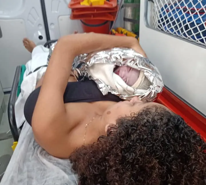 Equipe do Samu ajuda mãe em parto dentro de ambulância, em São Sebastião