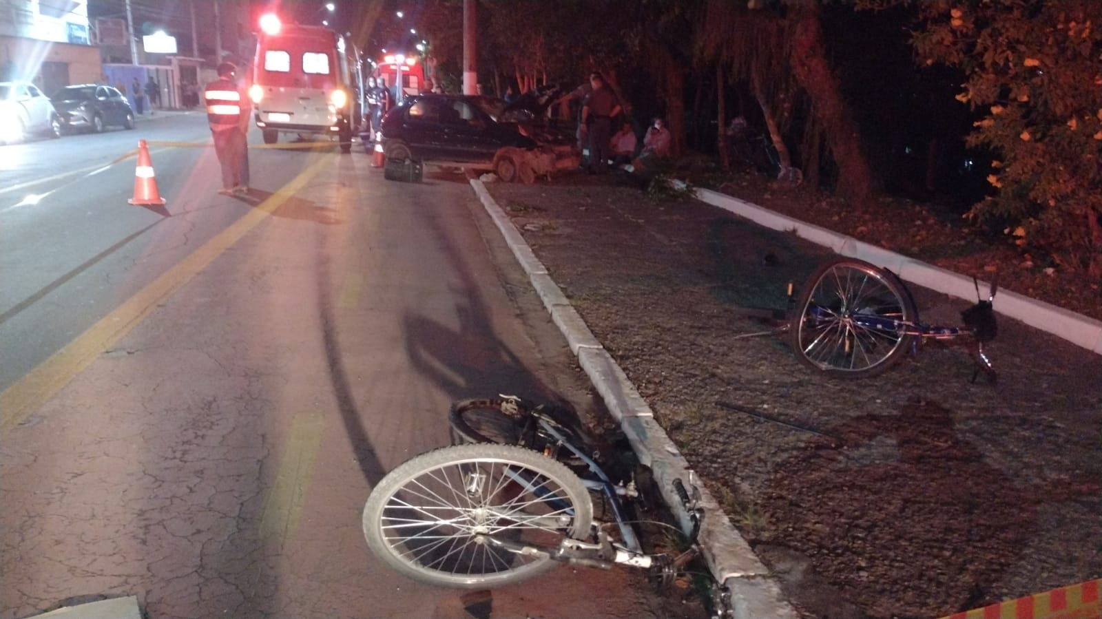 Ciclistas foram atingidos por carro; homem morreu e mulher foi socorrida ao Pronto Socorro Divulgação/SMU