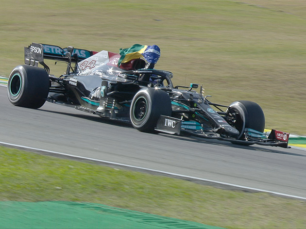 F1: Hamilton revela que pensou em pegar a bandeira do Brasil durante a corrida