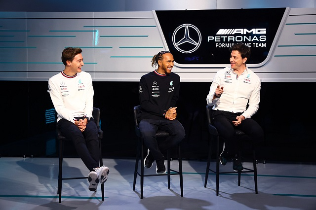 Lewis Hamilton, George Russell e Toto Wolff no lançamento do carro de 2022 da Mercedes Reprodução/Mercedes