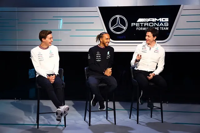 Lewis Hamilton, George Russell e Toto Wolff no lançamento do carro de 2022 da Mercedes
