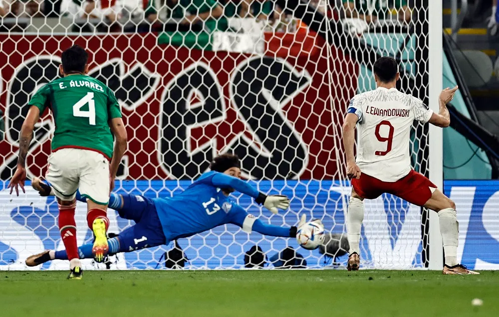 Ochoa defende pênalti de Lewandowski