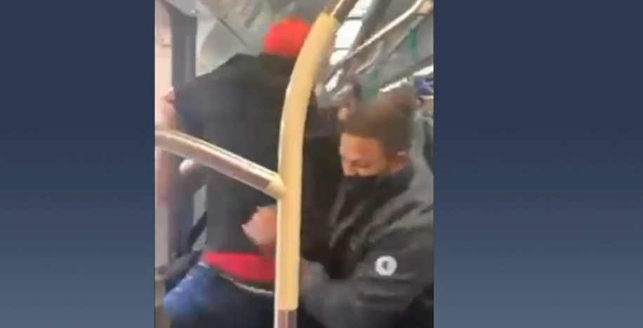 SP: Ambulante é retirado à força de trem por seguranças na zona sul; veja vídeo
