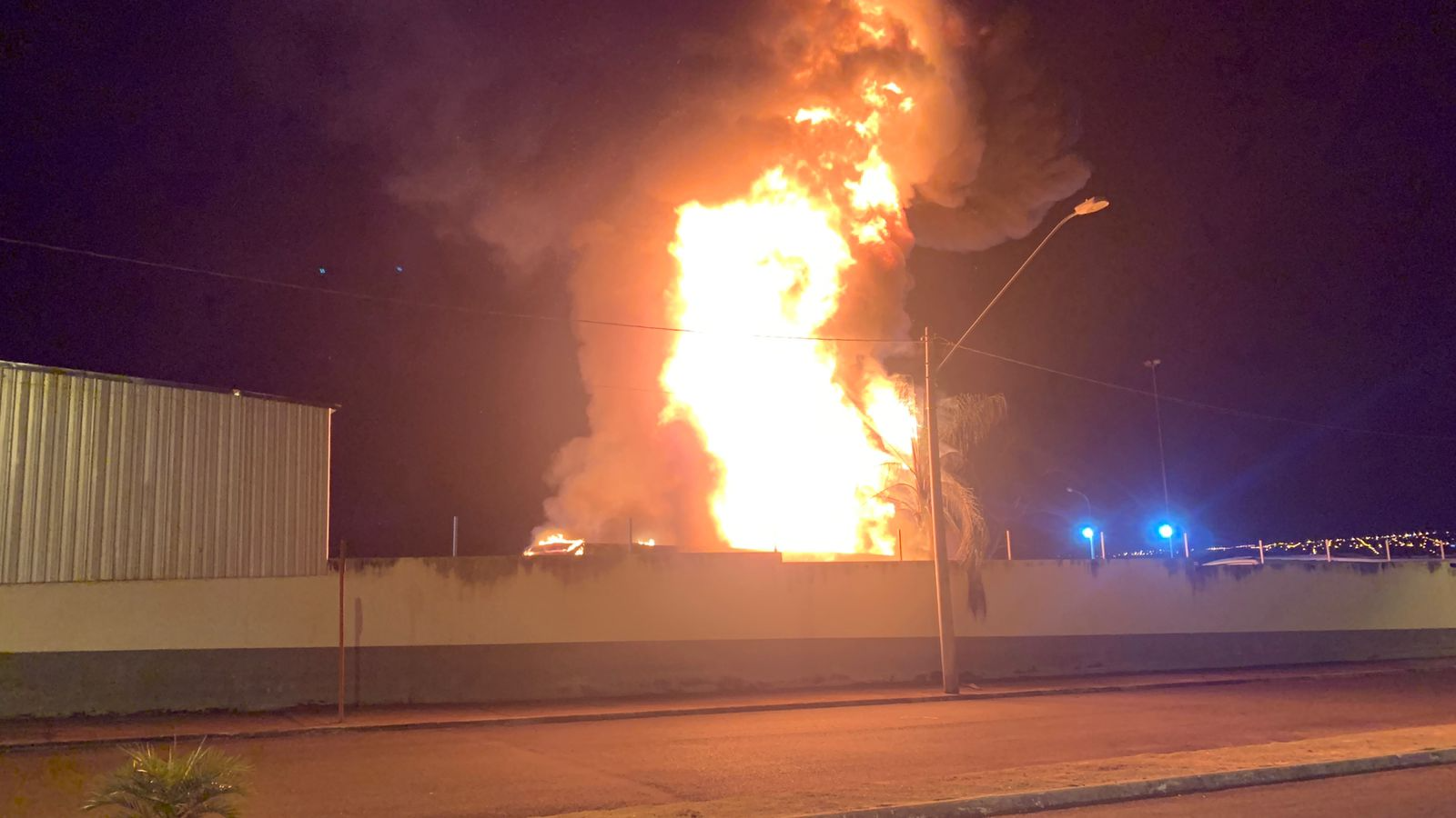 Ônibus pega fogo dentro da garagem da empresa em Jaú