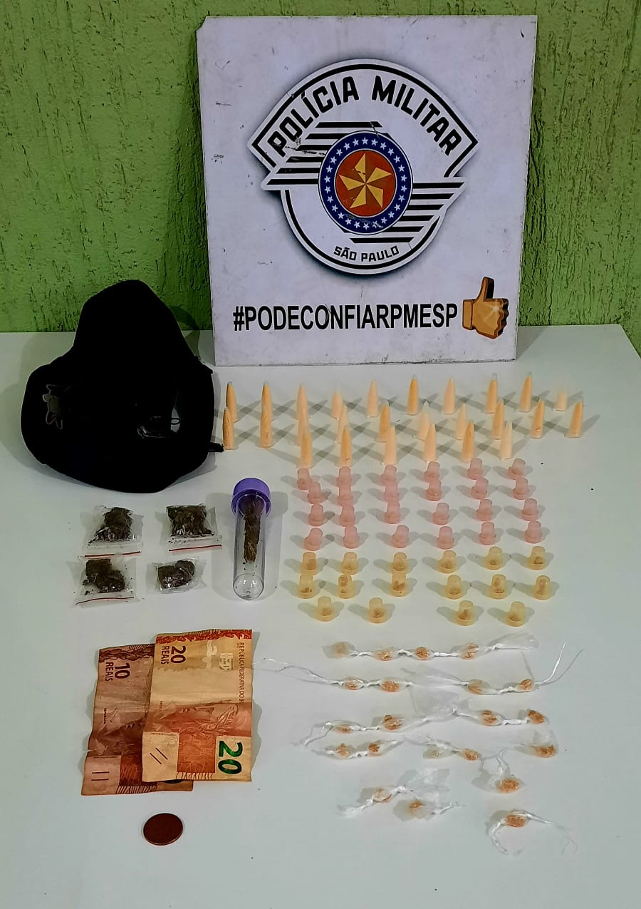 Foram encontradas porções de maconha, cocaína, crack e dinheiro em espécie Reprodução/PM