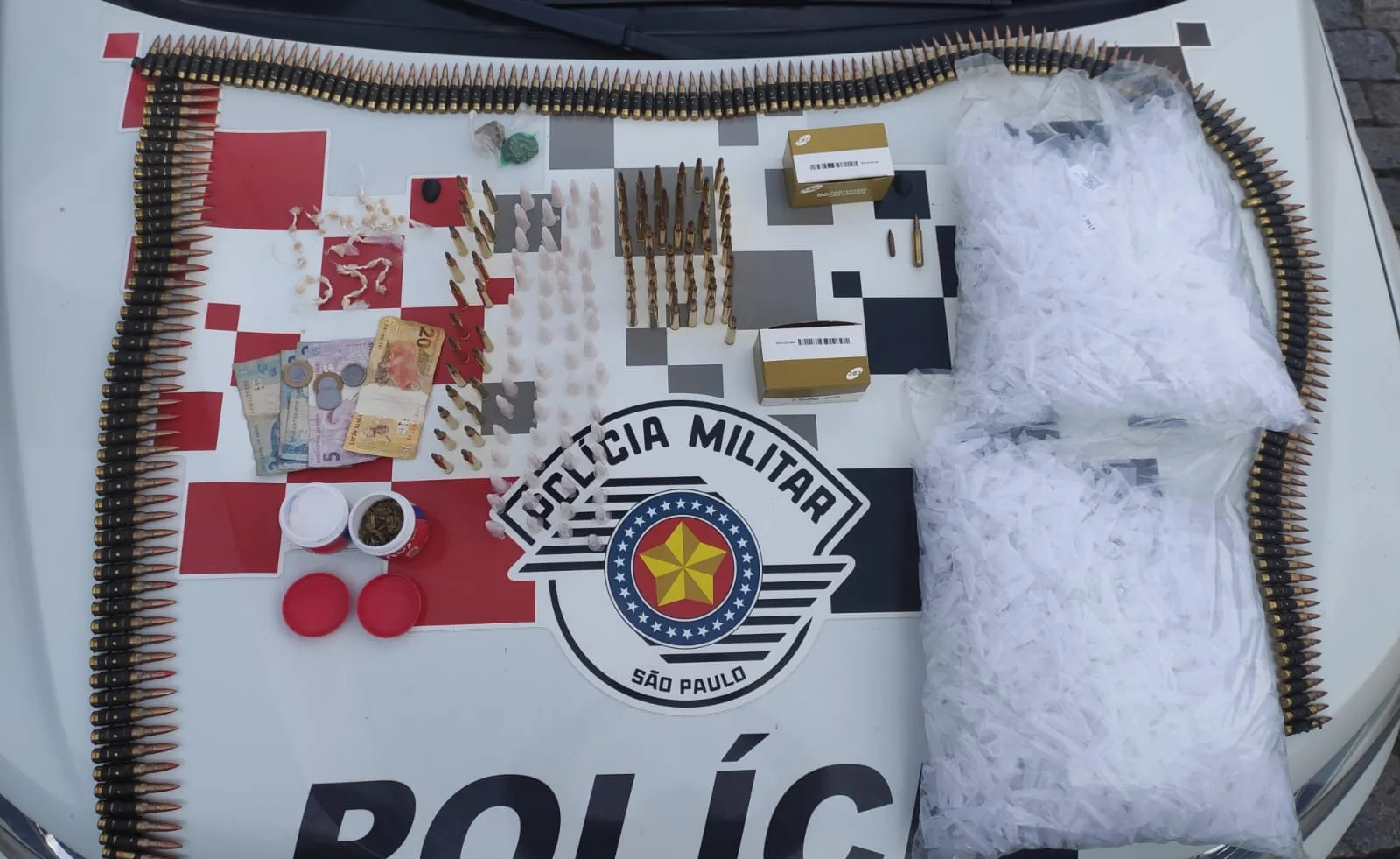 Dupla é presa com drogas e munições de fuzil em Cachoeira paulista