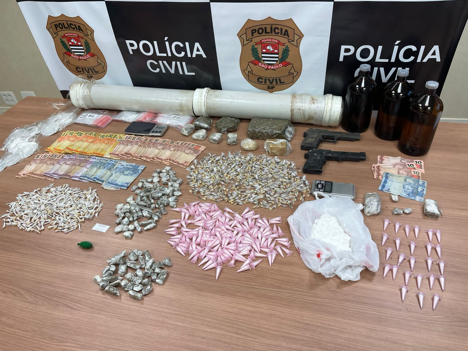 Material apreendido de suspeitos de tráfico de drogas  Divulgação/Polícia Civil 