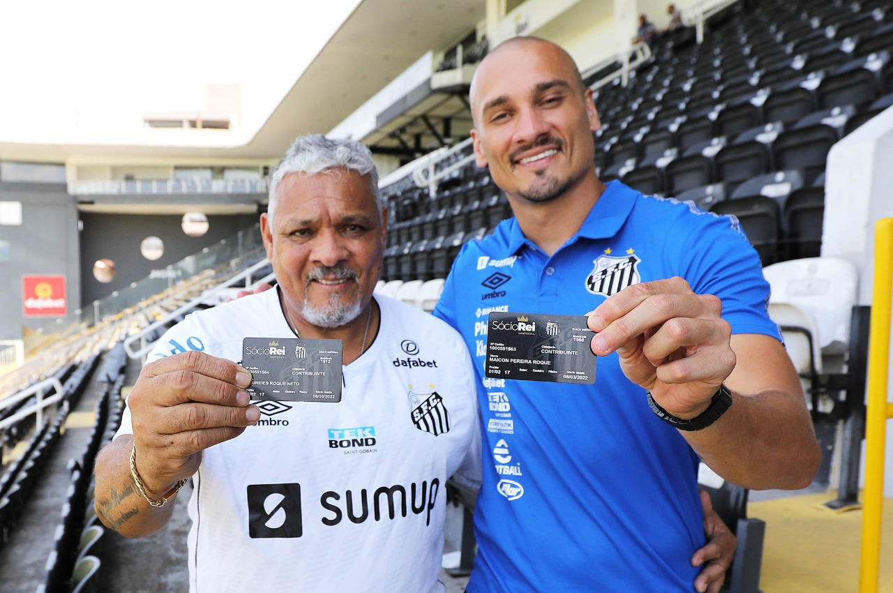 O pai Maurides e o filho Maicon exibem o cartão de sócio-torcedor do Peixe Pedro Ernesto Guerra Azevedo/Santos FC