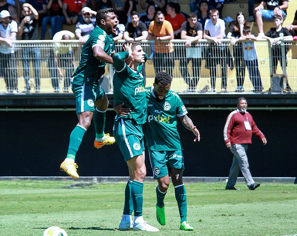 Pedro Raul comemora após fazer gol contra o Bragantino  Twitter Goiás 