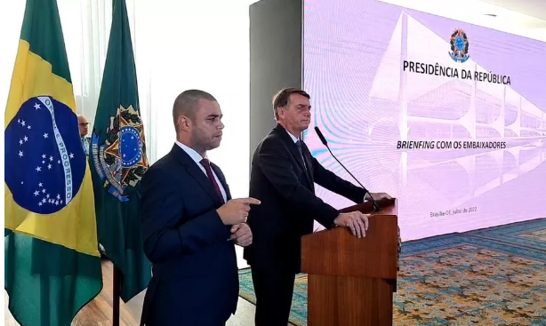 TSE determina que rede sociais retirem do ar vídeo de Bolsonaro com embaixadores Foto: Reprodução